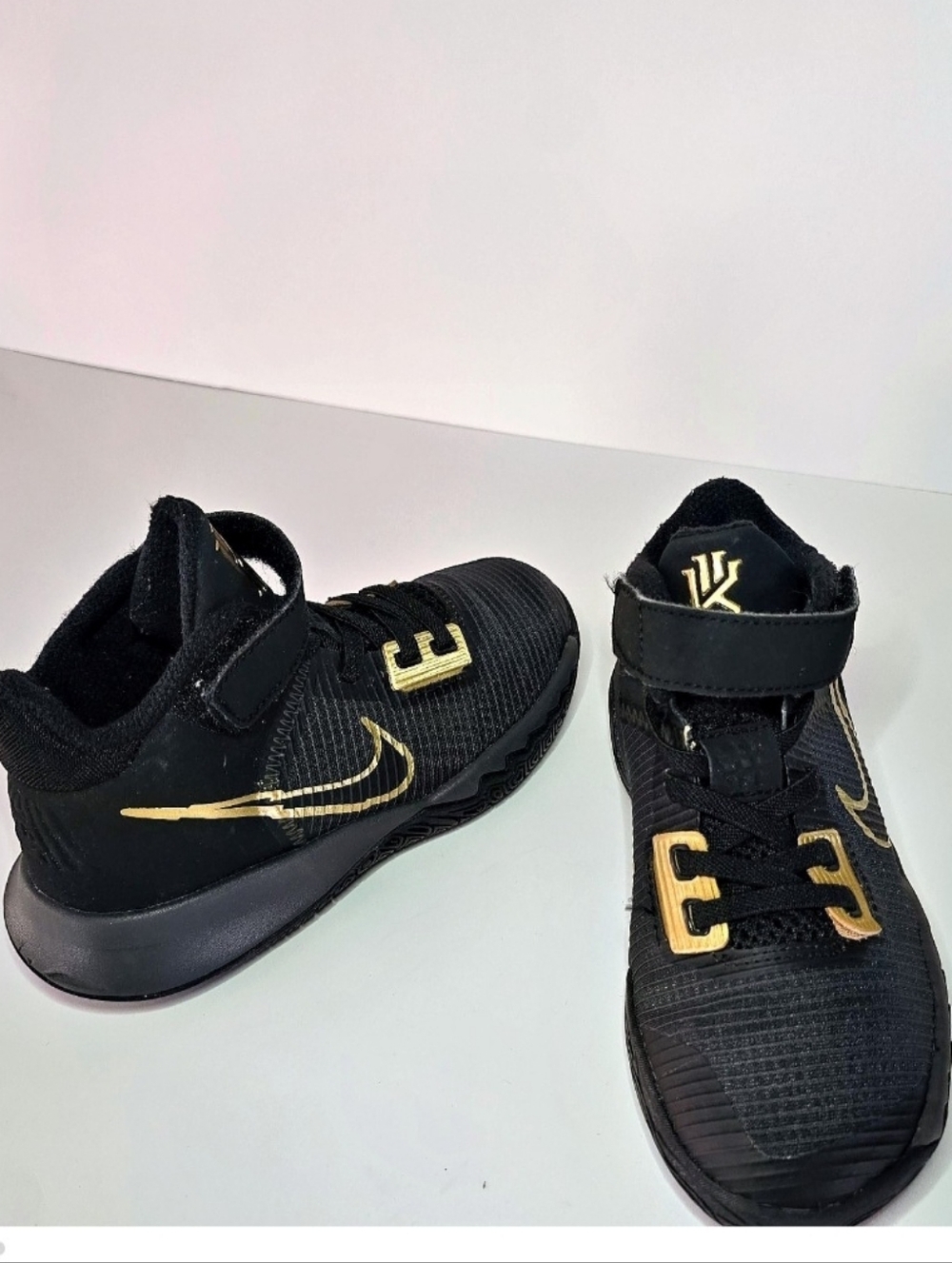 Nike Kids Kyrie flytrap 4 Metallic Gold And Black Athletic Sneakers